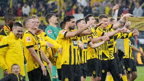 Bundesliga title race heats up with Dortmund top, not Bayern